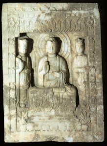 A Buddhát jelképező sztélé két kísérőjével körülvéve, 618-907 (mészkő) alkotó: Tang Dynasty Chinese School