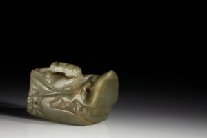 A Junkunc Jade Sárkányfej (jade) alkotó: Tang Dynasty Chinese School