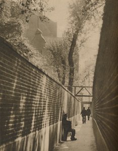A Lansdowne Passage-ben, ahol egy autópályás egyszer vágtatta életét, 1935. alkotó: Taylor