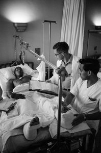 A vietnami háborúban megsebesült amerikai katonákat légi úton szállítják a Clark A...