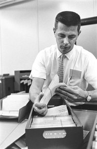 Don Murray számítógép-kezelő dolgozik az IBM korai digitális számítógépével, amely lyukasztót használ... alkotó: Ted Spiegel