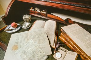 Egy asztalon dokumentumok, egy óra és George Washington egyéb tárgyai láthatók... alkotó: Ted Spiegel