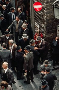 Pénteki termelői árupiac gazdákkal és más kalapos férfiakkal. alkotó: Ted Spiegel