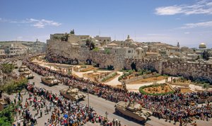 Izraeli fegyverek és katonák vonulnak fel a függetlenség napján az egykori jordániai se... alkotó: Ted Spiegel