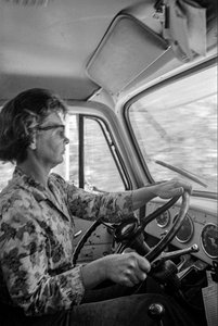 Mildred Cooper egy 43 éves nagymama, teherautó sofőr fakitermelő teherautóval