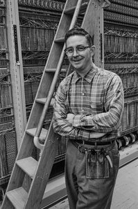 Telefonkészülékek karbantartása a PacTel aka Pacific Telephone Bellinghamben, ... alkotó: Ted Spiegel