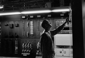 Telefonkészülékek karbantartása a PacTel aka Pacific Telephone Bellinghamben, ... alkotó: Ted Spiegel