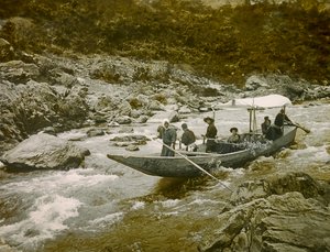 Egy csónak a Hozu folyó zúgójában, Kiotó, 1900-1915 körül (fénykép)