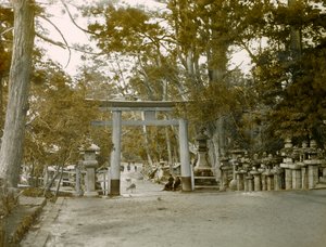 A lámpás szentély bejárata a Kasauga Taisha parkban, Nara, 1900-1915 körül (fénykép)