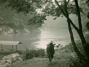 Halász a Hozu folyónál, Arashiyama kerület, Kiotó, 1900-1915 körül (fénykép) alkotó: Teijiro Takagi