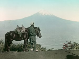 Japán férfi lóval az Otome hegyen, tógában, a Fuji hegyet bámulva, 1900 körül - 1915 (fénykép)