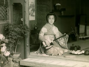 Egy japán nő portréja, amint shamisenen játszik 1900 körül - 1915 (fénykép) alkotó: Teijiro Takagi