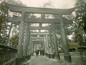 Torii az inari kiotói szentélyben, 1900-1915 körül (fénykép)