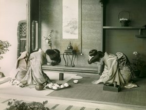 Két japán nő hagyományos viseletben üdvözli egymást a teaszertartás előtt, 1900 körül - 1915 (fénykép) alkotó: Teijiro Takagi