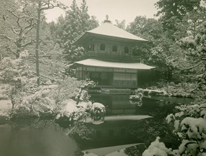 A Ginkaku-ji látképe a hó alatt Kiotóban, 1900 körül - 1915 (fénykép) alkotó: Teijiro Takagi