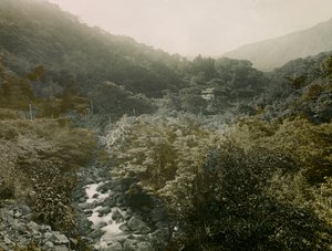 Miyanoshita falu látképe a Hakone-hegységben, 1900 körül - 1915 (fénykép) alkotó: Teijiro Takagi
