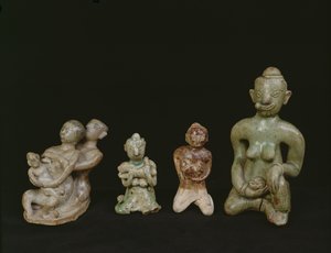 Anya és gyermek figurái (terrakotta) alkotó: Thai School