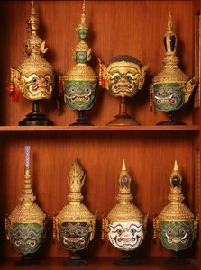 Maszkok Khon színházhoz (kerámia és fém) alkotó: Thai School