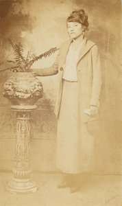 Fényképes képeslap egy nőről, 1918-1930. alkotó: The Rex Photo Studio