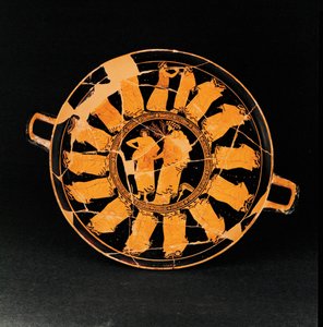 Középen medalion: Dionüszosz, akit egy fiú szolgál fel ... alkotó: The Triptolemos Painter
