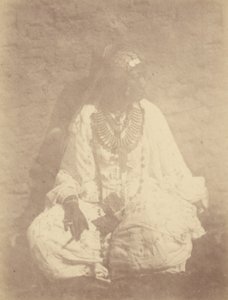 [Portré egy falnál ülő észak-afrikai nőről] alkotó: Théodule Devéria