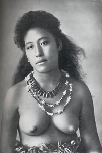 Egy szamoai szépség, fogakból és kagylókból álló nyakláncot viselő, 1902