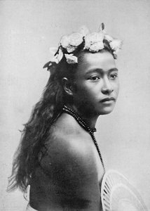 Egy szamoai lány, hibiszkuszvirággal, 1902