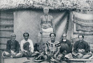 Szamoaiak egy csoportja, köztük a jól ismert lázadó Mataafa Iosefo, az álló alak, 1902