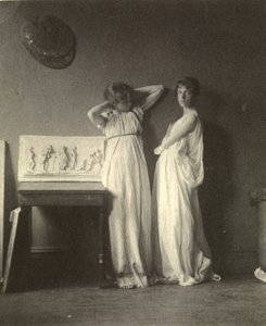 Két női modell klasszikus jelmezben Eakins „Arcadia” szobrával, 1883 körül (platina nyomat) alkotó: Thomas Cowperthwait Eakins