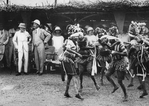 Lányok a Bundu törzsből táncolnak a herceg előtt, Freetown, Sierra Leone, 1925