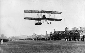 Grahame White repül gépével a Ranelagh Clubból, ugyanabban az évben, mint a manchesteri járat, 1910