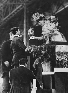 Alexandra királynő különleges kupát adott át Dorandónak, hogy megemlékezzen az 1908. júliusi olimpiai maratoni győzelemért tett nagy erőfeszítéséről.