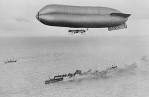 RNAS Coastal Class C23A léghajó egy hadihajó-konvoj felett, 1917 körül