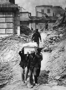 Holttestek mentése négy hónappal az 1909-es messinai földrengés után