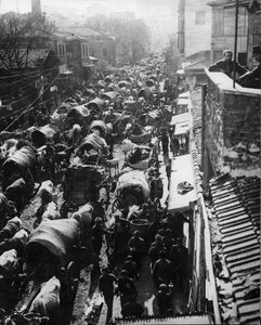 A menekültek beözönlődnek Konstantinápolyba, és egy hajóra várnak Ázsiába az 1909-es török forradalom idején