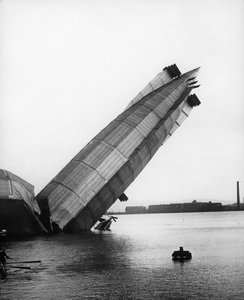 Nagy-Britannia legnagyobb léghajója, a The Mayfly roncsa Barrow-ban, 1911