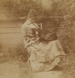 [Susan Macdowell (később Thomas Eakins felesége) egy szetterrel]