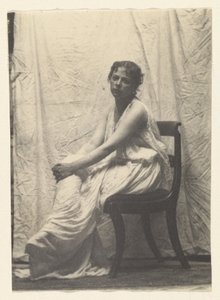 [Weda Cook klasszikus ruhában Eakins Chestnut Street-i műtermében] alkotó: Thomas Eakins