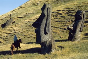 A Húsvét-szigeti monolitok, a moai-ok a vulkanikus tájban ősi őrszemek...