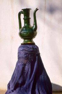 Kabulban a selyem csadri, azaz csador lepel által elzárt nő egy korsót visz egy...