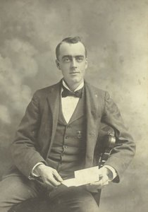 Névtelen ülő férfi portréja, 18801899. alkotó: Thompson Studio