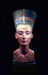 Nefertiti mellszobra (Kr. e. 1370-től 1330-ig) Ehnaton egyiptomi fáraó nagy királyi felesége (fő hitvese). Nefertiti és férje a vallási forradalomról voltak ismertek. Egyetlen istent kezdtek imádni, Atont, a napkorongot. alkotó: Thutmose Thutmose