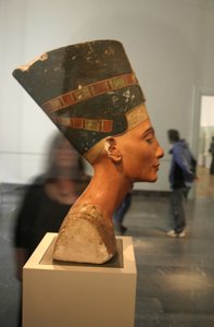 Nefertiti mellszobra (Kr. e. 1370-től 1330-ig) Ehnaton egyiptomi fáraó nagy királyi felesége (fő hitvese). Nefertiti és férje a vallási forradalomról voltak ismertek. Egyetlen istent kezdtek imádni, Atont, a napkorongot. alkotó: Thutmose Thutmose