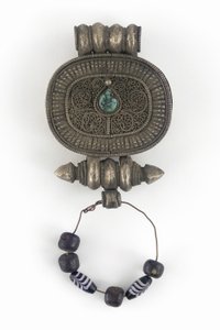 Amulett tok (Gau) (ezüst, üveggyöngyök és türkiz) alkotó: Tibetan School