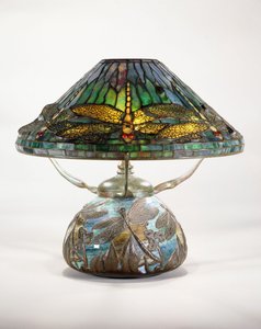 Egy Tiffany Studios sárkányrepülő asztali lámpa