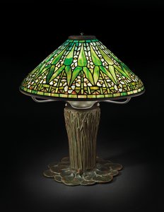 Nyílfejű asztali lámpa, 1910 körül (ólomüveg és bronz)