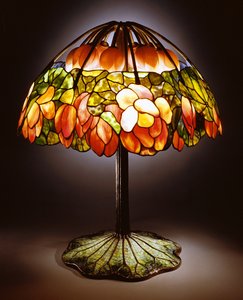 "Lotus" lámpa, 1900-10 körül (ólmozott üveg, bronz és mozaik)