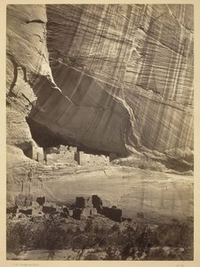 Ősi romok a Cañon de Chelle-ben, N.M. A jelenlegi Cañon-meder felett 50 láb magasan egy fülkében. alkotó: Timothy O