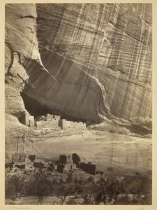 Ősi romok a Cañon de Chelle-ben, N.M. A jelenlegi Cañon-meder felett 50 láb magasan egy fülkében. alkotó: Timothy O