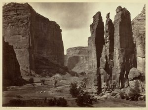 Cañon de Chelle, a Grand Cañon falai, kb. 1200 láb magasak.